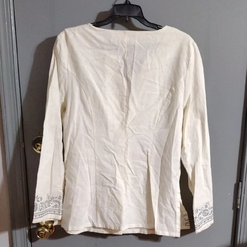 2/ 8 Dollars Sale Vibrant And Adorable Embossed Linen Silver And Cream Blouse - Picture 5 of 5